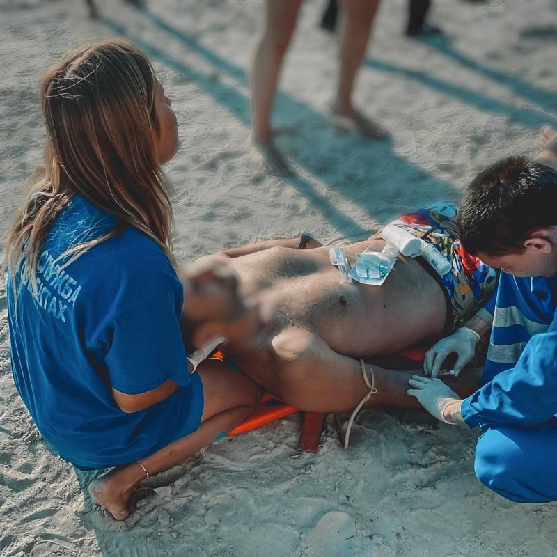Студенты зарабатывают на жизнь во время Тет на пляже